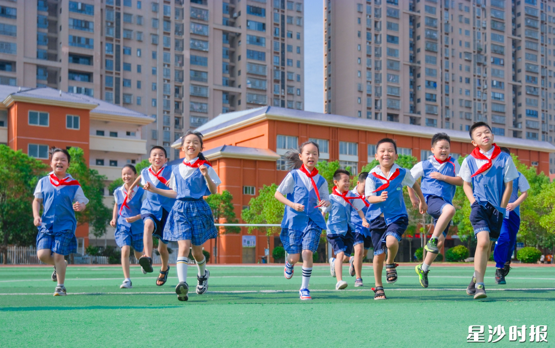 孩子们在阳光下奔跑。章帝 摄