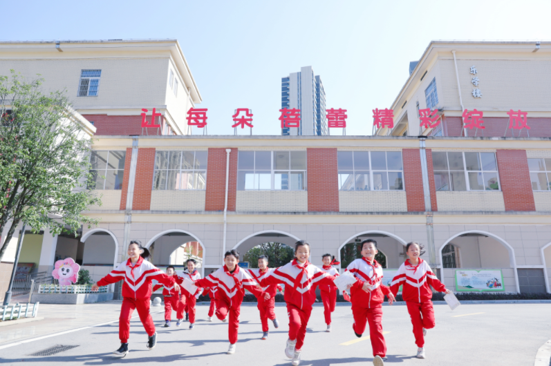 在星沙,孩子们沐浴在阳光下,如朵朵蓓蕾尽情绽放。李杰 摄 在星沙,孩子们沐浴在阳光下,如朵朵蓓蕾尽情绽放。李杰 摄