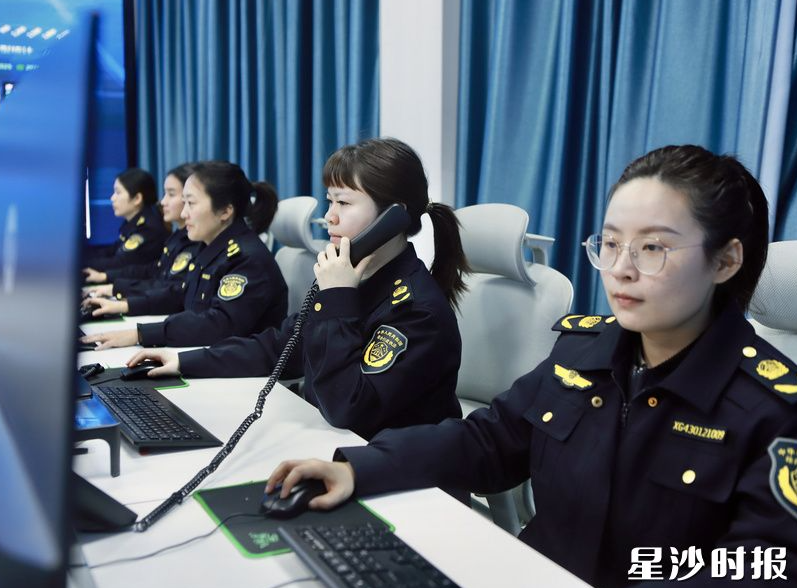 县行政执法局打造“24·30”全天候执法圈,24小时回应群众诉求。刘萍 摄 县行政执法局打造“24·30”全天候执法圈,24小时回应群众诉求。刘萍 摄
