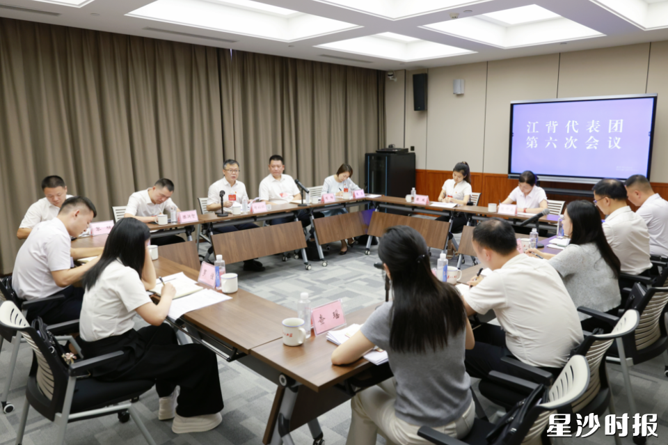 郑以仁参加江背代表团审议。董坤 摄 郑以仁参加江背代表团审议。董坤 摄