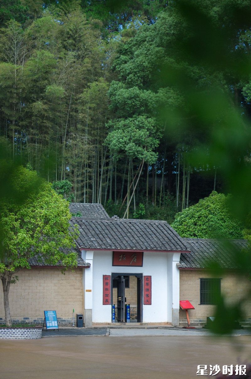 杨开慧纪念馆是国家4A级旅游景区、全国百家红色经典旅游景区,由杨开慧故居、杨开慧烈士陵园、杨开慧烈士生平业绩陈列馆、杨公庙四部分组成。均为开慧镇供图 杨开慧纪念馆是国家4A级旅游景区、全国百家红色经典旅游景区,由杨开慧故居、杨开慧烈士陵园、杨开慧烈士生平业绩陈列馆、杨公庙四部分组成。均为开慧镇供图