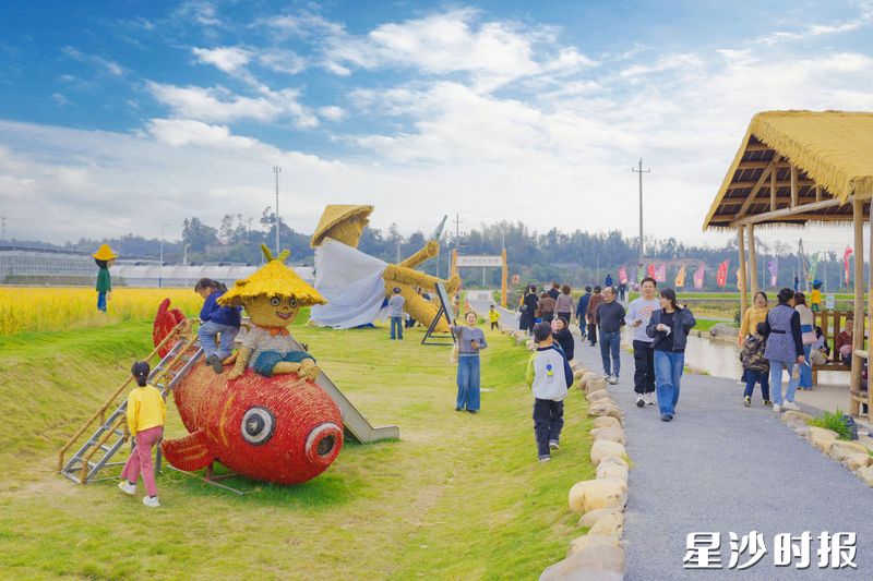 家长朋友们可以带孩子在“我在开慧有丘田”尽情撒欢,一起和“恋哥”打卡。 家长朋友们可以带孩子在“我在开慧有丘田”尽情撒欢,一起和“恋哥”打卡。