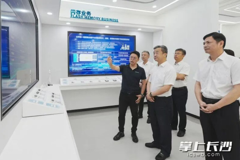 8月9日,副省长、市委书记陈竞走访调研专精特新企业,来到芯盛智能。 8月9日,副省长、市委书记陈竞走访调研专精特新企业,来到芯盛智能。