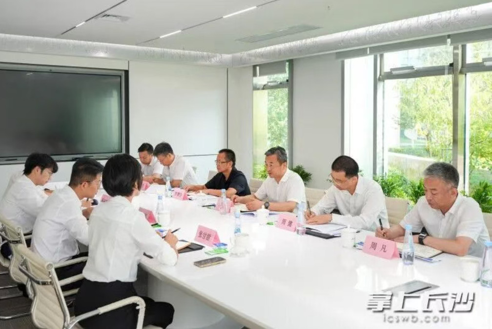 陈竞调研汇思光电。均为长沙晚报全媒体记者 郭雨滴 摄 陈竞调研汇思光电。均为长沙晚报全媒体记者 郭雨滴 摄