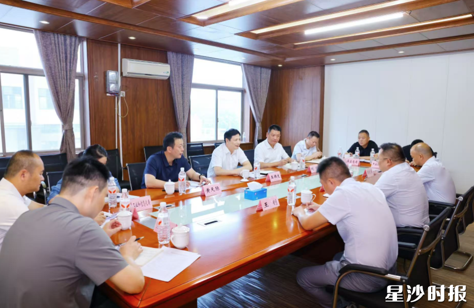 王雄文在湖南精优智能科技有限公司调研。均为曾诗怡 摄