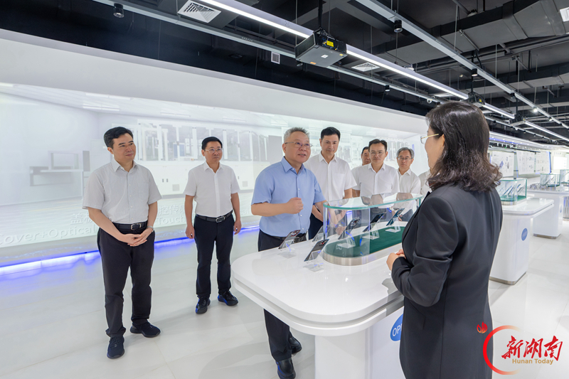 8月13日,沈晓明在蓝思科技股份有限公司调研。 8月13日,沈晓明在蓝思科技股份有限公司调研。