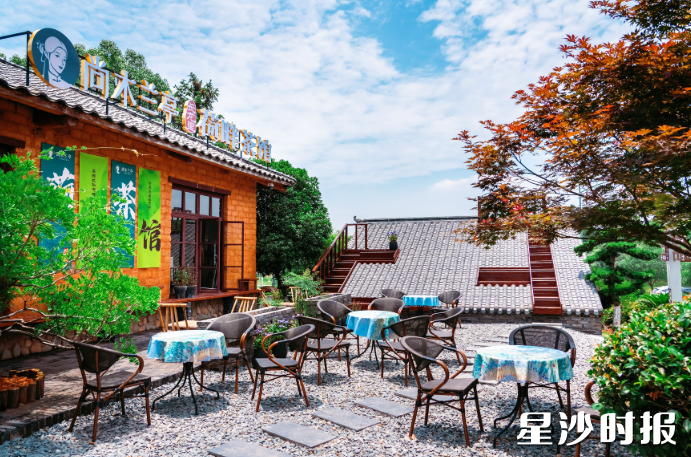 尚木兰亭荷畔茶馆,一座由80年代土红砖老房改造成的新中式茶文化空间,古朴雅致。在庭院里悠哉喝一杯茶,很闲适。长龙街道供图 尚木兰亭荷畔茶馆,一座由80年代土红砖老房改造成的新中式茶文化空间,古朴雅致。在庭院里悠哉喝一杯茶,很闲适。长龙街道供图