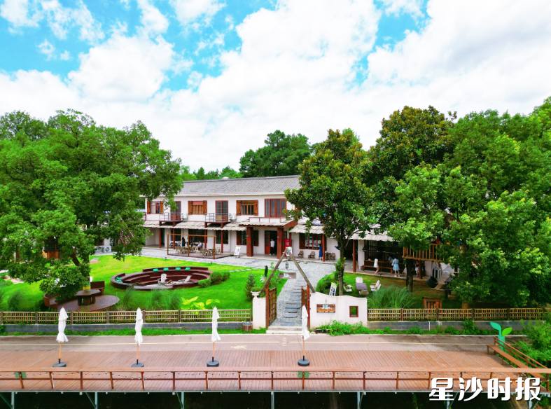 在星柑晴院闲坐,既能围炉煮一锅温润药膳火锅,也可品尝现出炉香气浓郁的窑烤披萨,搭配一杯专属特调咖啡慢慢小坐,悠然且惬意。林畅 摄 在星柑晴院闲坐,既能围炉煮一锅温润药膳火锅,也可品尝现出炉香气浓郁的窑烤披萨,搭配一杯专属特调咖啡慢慢小坐,悠然且惬意。林畅 摄