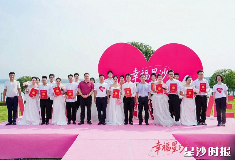 活动现场为新人们颁发纪念证书。