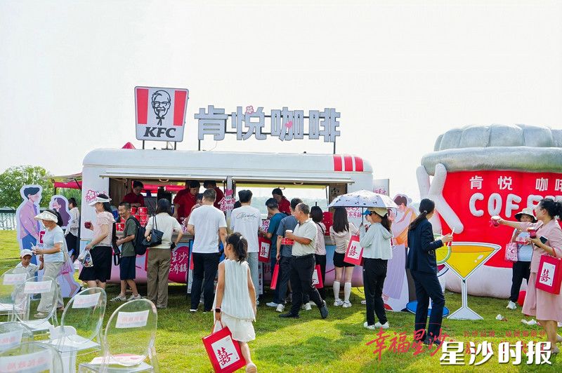 活动现场，市民们在肯悦咖啡领取咖啡。