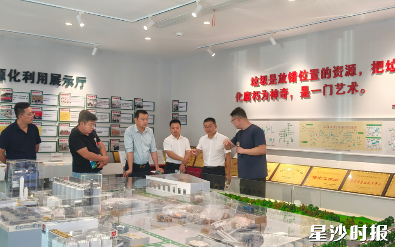 开慧镇党政领导带队走访企业。