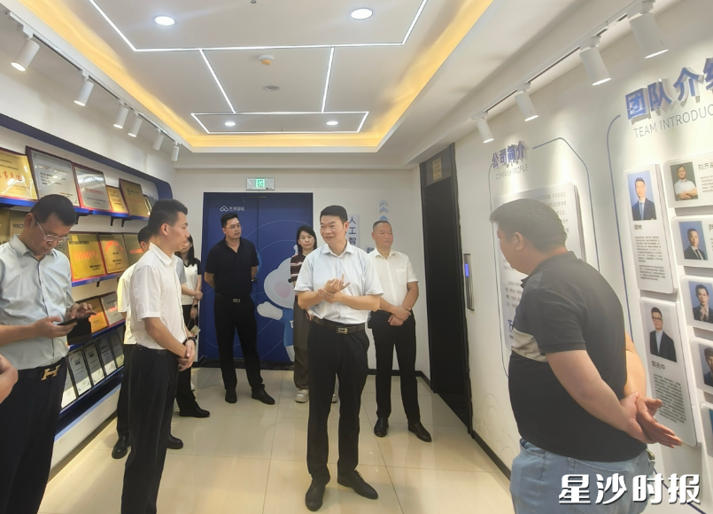 开慧镇党政领导带队走访企业。