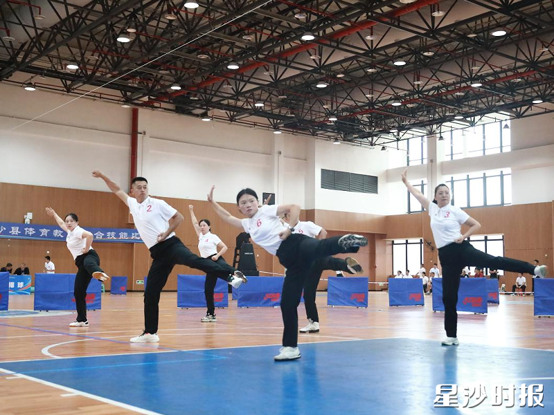 长沙县开展2026年体育教师综合技能比武,各代表队集体完成武术套路展示,踢腿、出拳整齐划一。 长沙县开展2026年体育教师综合技能比武,各代表队集体完成武术套路展示,踢腿、出拳整齐划一。