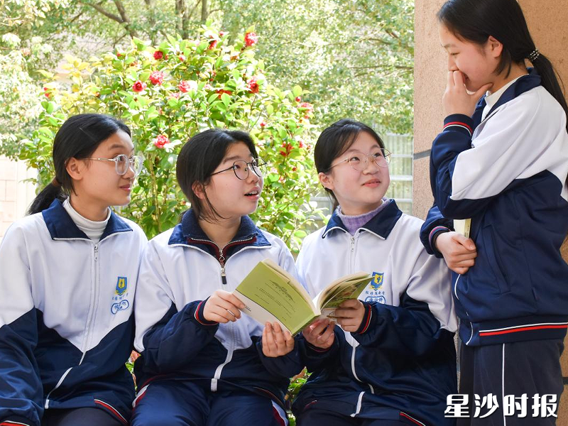 长沙县实验松雅湖中学学生一起分享阅读心得。 长沙县实验松雅湖中学学生一起分享阅读心得。
