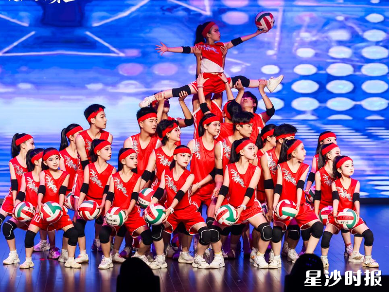 2026年长沙县“星少年”艺体科技节暨课后服务成果展演,“星少年”带来三大球花样展示《三球逐梦,青春飞扬》。均为县教育局供图 2026年长沙县“星少年”艺体科技节暨课后服务成果展演,“星少年”带来三大球花样展示《三球逐梦,青春飞扬》。均为县教育局供图