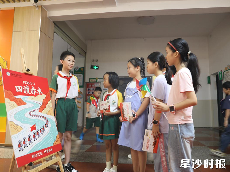 长沙市天华小学开学第一课设置“重走长征路”活动,红领巾讲解员给学生讲述四渡赤水的故事。 长沙市天华小学开学第一课设置“重走长征路”活动,红领巾讲解员给学生讲述四渡赤水的故事。