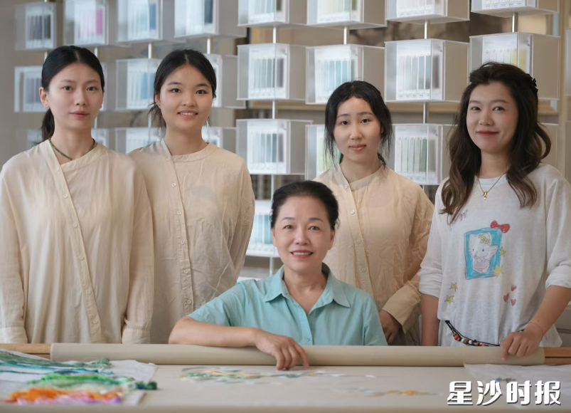 在李艳刺绣艺术馆里，越来越多年轻绣娘正逐渐崭露头角，为湘绣产业注入了年轻的设计力量。