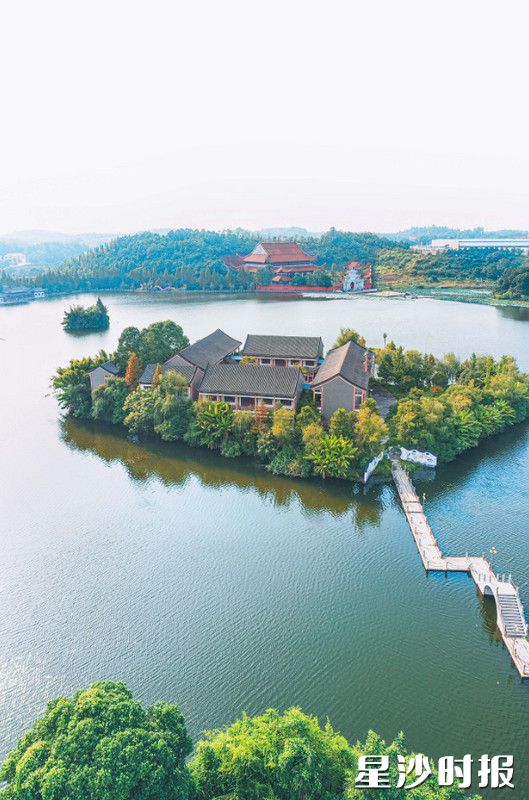 印山湖被誉为“长沙小西湖”,绿水青山,风景秀美。江背镇供图