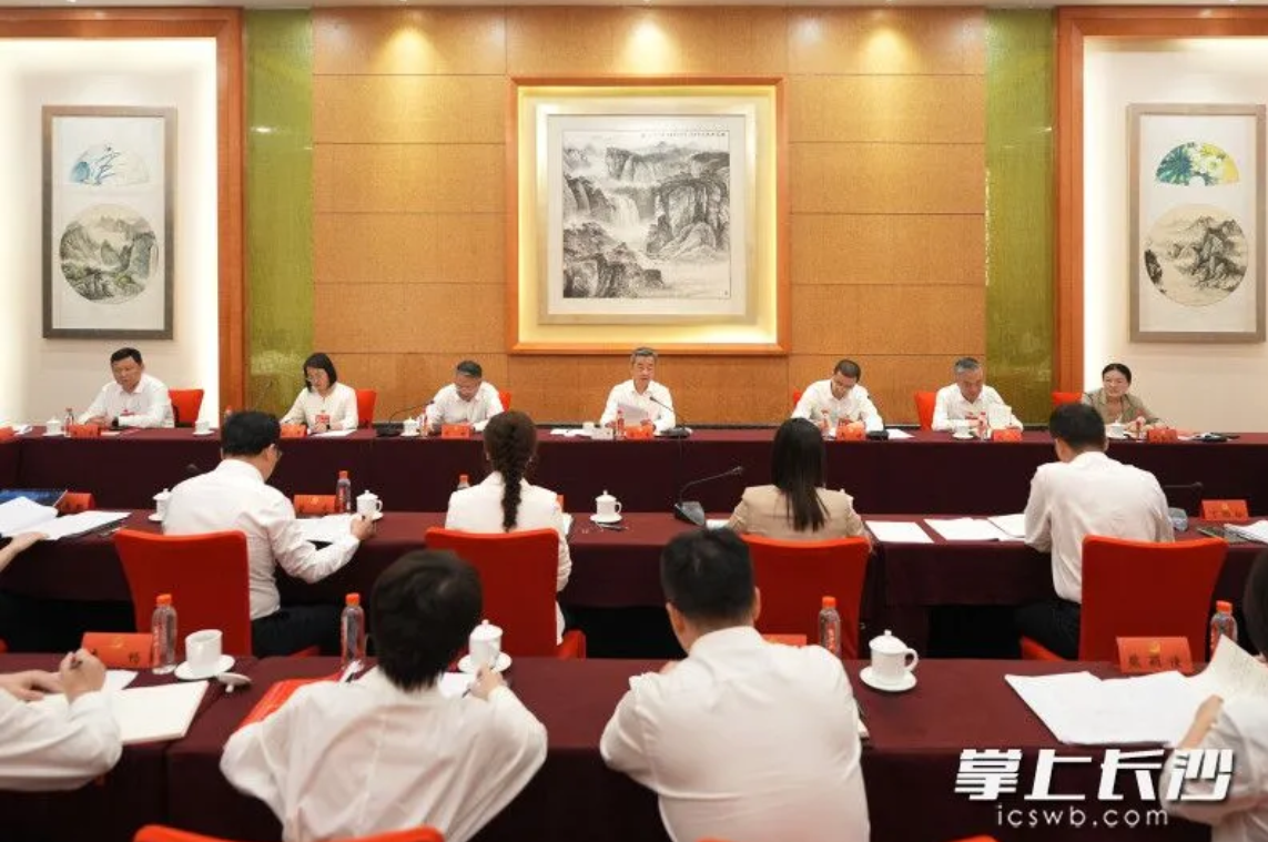 陈竞同志在市第十五次党代会湖南湘江新区代表团参加讨论。 均为长沙晚报全媒体记者 郭雨滴 摄