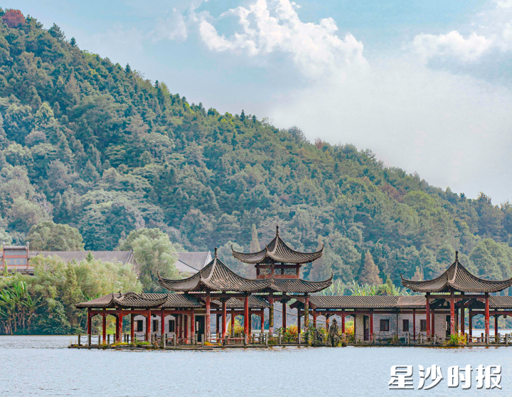 天玺湖湖面澄澈如“天空之镜”漫步湖畔，可泛舟游湖、骑行探幽、生态垂钓。
