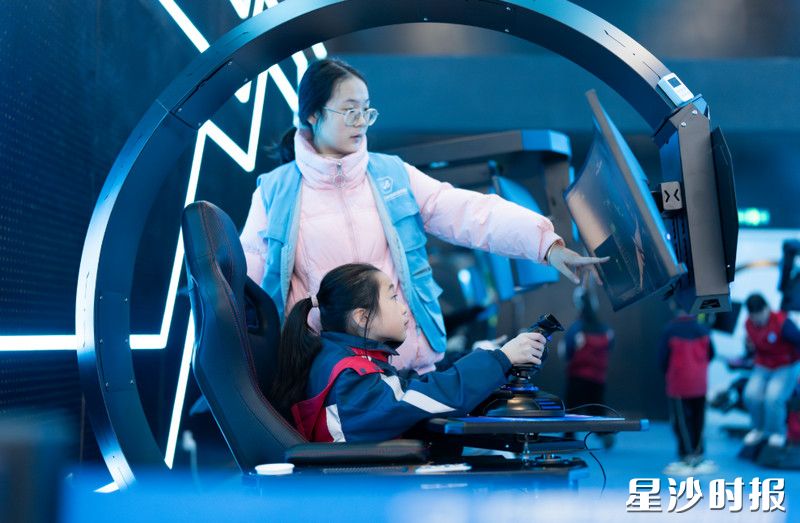 长沙航空科技体验中心,游客在模拟驾驶中感受飞行。资料图片 长沙航空科技体验中心,游客在模拟驾驶中感受飞行。资料图片
