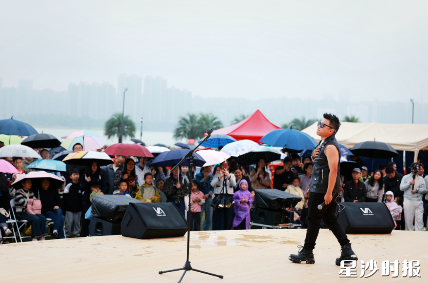 本土乐队星期六乐队登台演出。