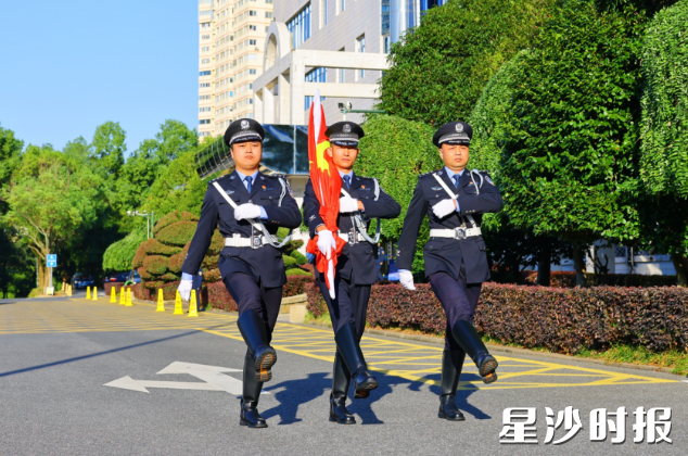 国旗护卫队迈着铿锵有力的步伐,护卫着五星红旗走向升旗台。 国旗护卫队迈着铿锵有力的步伐,护卫着五星红旗走向升旗台。