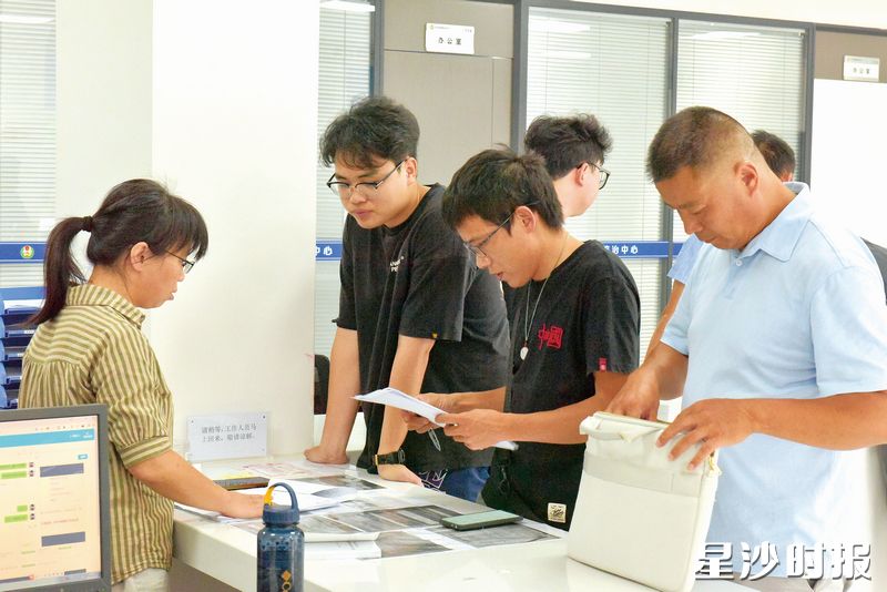 作为“一窗受理”的便民服务阵地,长沙县综治中心为来访群众提供多元解纷服务。
王楠清 摄 作为“一窗受理”的便民服务阵地,长沙县综治中心为来访群众提供多元解纷服务。
王楠清 摄