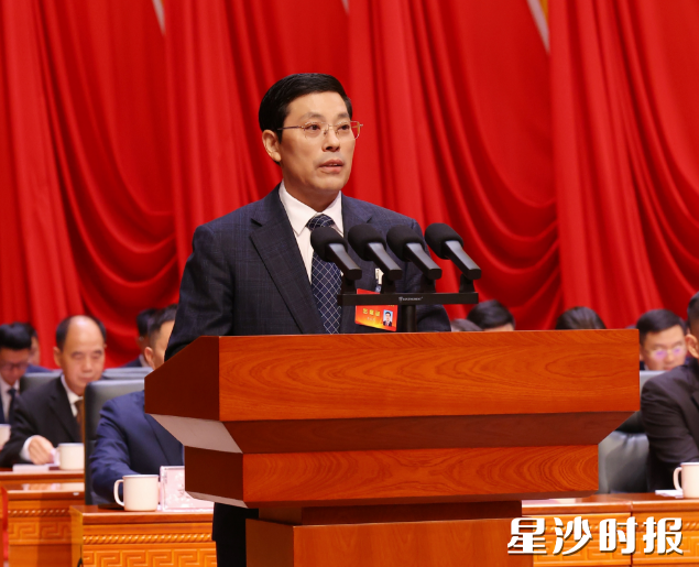 李爱民代表十届县政协常委会在会上作工作报告。曾诗怡 摄