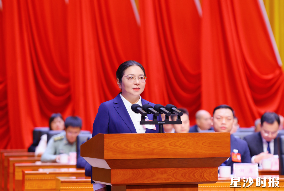 周虔向大会报告县人大常委会工作。